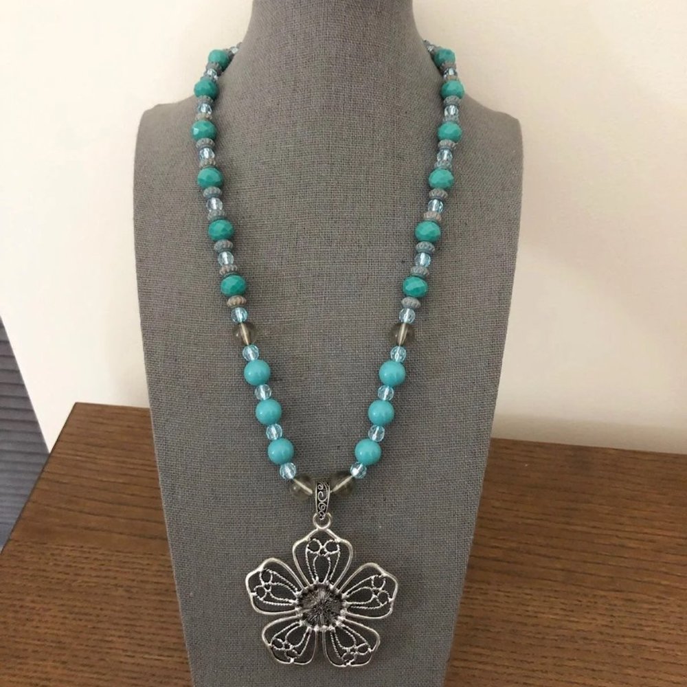 Blue beads necklace string with pendant NWOT